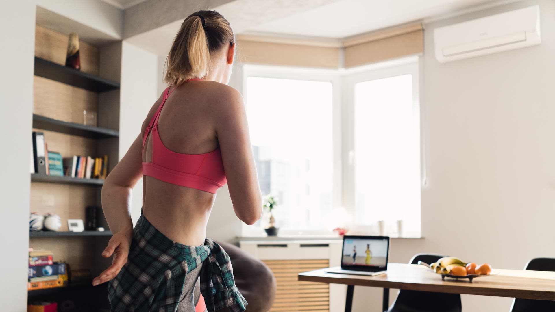 Débutante qui suit un cours de danse en ligne sur son ordinateur portable, chez elle