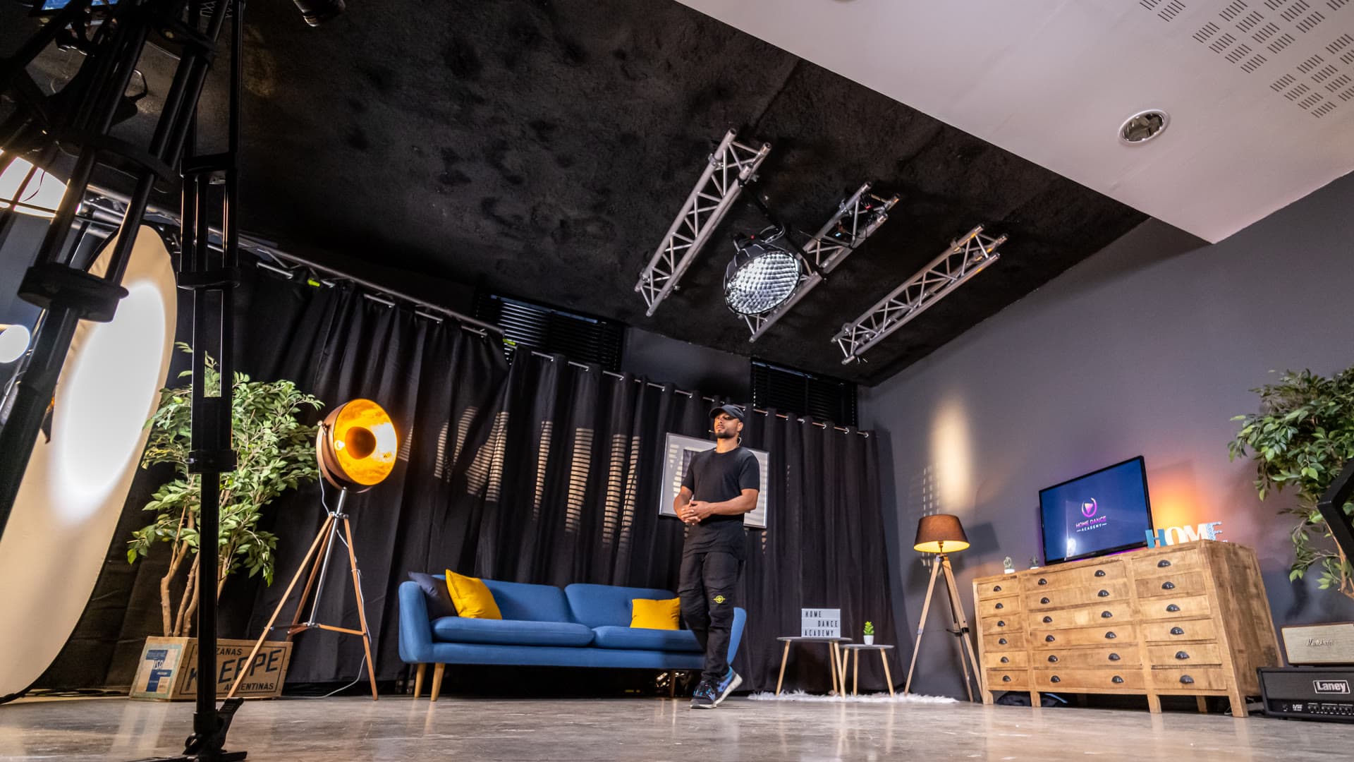 Sadeck Waff sur le plateau de tournage HOME DANCE, aux studios de la Cité du Film au Mans